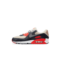Zijkant van de Nike Air Max 90 Denham met indigo denim overlays, lederen Swoosh en zichtbare Air-unit – collab met Japans vakmanschap en premium denim
