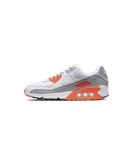 Zijkant van de Nike Air Max 90 Hyper Orange met witte basis, grijze suède en feloranje accenten – tijdloze AM90 shape met energieke details