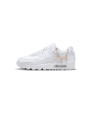 Zijkant van de Nike Air Max 90 Lucky Charm White met witte lederen upper, tonal details en gouden hanger – minimalistisch design met opvallende ketting