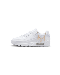 Zijkant van de Nike Air Max 90 Lucky Charm White met witte lederen upper, tonal details en gouden hanger – minimalistisch design met opvallende ketting