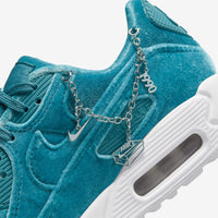 Lucky Charms Air Max 90 on feet met white socks en lichte jeans – mintgroene sneaker met gouden details voor een speelse, luxe look