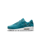 Zijkant van de Nike Air Max 90 Lucky Charms Ash Green met mintgroene tinten, gouden ketting en zachte suède – elegante en vrouwelijke twist op een klassiek silhouet
