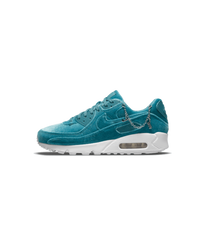 Zijkant van de Nike Air Max 90 Lucky Charms Ash Green met mintgroene tinten, gouden ketting en zachte suède – elegante en vrouwelijke twist op een klassiek silhouet