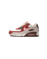 Zijkant van de Nike Air Max 90 NRG Bacon met suède en leer in rood, bruin, beige en roze – geïnspireerd op baconstrips met OG Air Max 90 shape