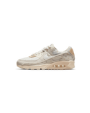 Zijkant van de Nike Air Max 90 NRG Shimmer Polka met crème suède, metallic details en polkadot overlays – unieke twist op het klassieke AM90 silhouet