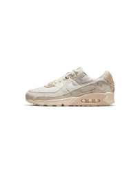 Zijkant van de Nike Air Max 90 NRG Shimmer Polka met crème suède, metallic details en polkadot overlays – unieke twist op het klassieke AM90 silhouet