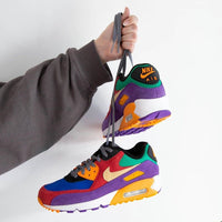 Achteraanzicht van de Viotech Red met zicht op zwarte hielstructuur, rode mudguard en iconisch Air Max 90 silhouet