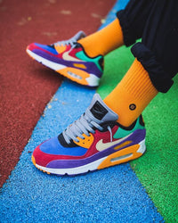 Viotech 2.0 Red Air Max 90 on feet met cargobroek – kleurrijke mix van suède tinten en retro shape voor een uitgesproken look