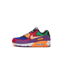 Zijkant van de Nike Air Max 90 Viotech 2.0 Red met rood suède, paarse eyestays en felgele Swoosh – opvallende colorblocking met Viotech DNA