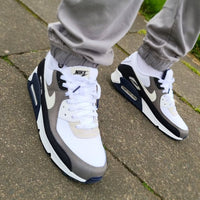 Achteraanzicht van de Obsidian Air Max 90 met zicht op Nike Air branding in navy en witte midsole – ingetogen maar krachtig


