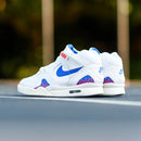 Nike Air Tech Challenge II Pixel Court 2025 in hand met premium leer, pixelpatroon op de hak en retro tennissilhouet

