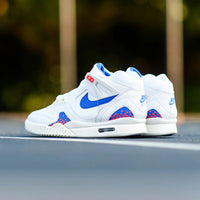 Nike Air Tech Challenge II Pixel Court 2025 in hand met premium leer, pixelpatroon op de hak en retro tennissilhouet


