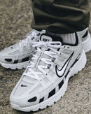Nike P-6000 Pure Platinum CD6404-006 gedragen met lichte denim in daglicht, glanzende zilvergrijze details en witte accenten zorgen voor een frisse, sportieve look, vastgelegd door Snrkickz.