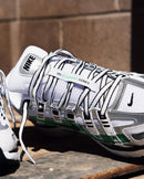 Close-up van de Nike P-6000 Spring Green CD6404-104 met glanzende overlays, groene accenten en witte midsole, frisse details benadrukken de retro-runner stijl, professioneel gefotografeerd door Snrkickz.