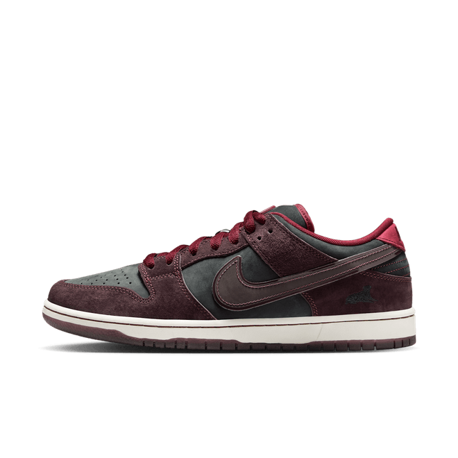 Nike SB Dunk Low Riot Skateshop
