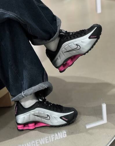 Nike Shox R4 Black Metallic Silver Pinksicle (Women's) (AR3565-012) | Gratis Verzending