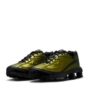 Nike Shox Ride 2 Black Cargo Khaki on-feet gecombineerd met een zwarte cargobroek voor een urban streetwear look

