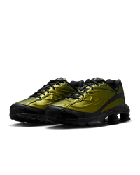 Nike Shox Ride 2 Black Cargo Khaki on-feet gecombineerd met een zwarte cargobroek voor een urban streetwear look

