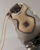 Close-up van de hiel van de Nike Shox TL Khaki Ironstone Off Noir met zicht op de Shox demping en contrasterende khaki panelen