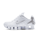 Studiofoto van de Nike Shox TL White Metallic Silver Max Orange met witte mesh upper, metallic overlays en volledige Shox demping