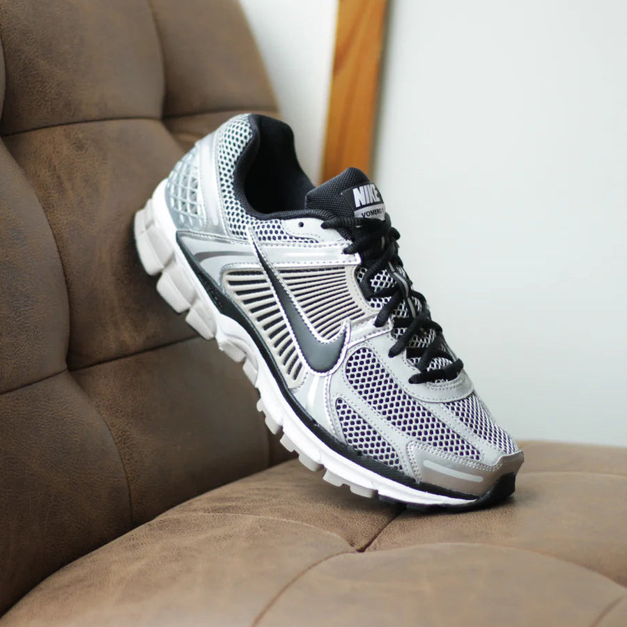 Nike Zoom Vomero 5 Black Silver Metallic 1