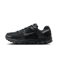 Zijaanzicht van de Nike Zoom Vomero 5 Triple Black BV1358-003 met volledig zwarte mesh upper, suède overlays en retro runner look