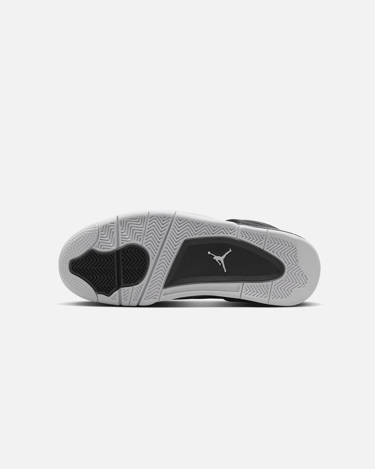 Onderkant Air Jordan 4 Retro Fear grijze en zwarte buitenzool met Jumpman-logo in het midden