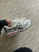 Detail van de zool en GEL-technologie in de hiel – zichtbare demping en sportieve uitstraling in een unieke pink cream colorway

