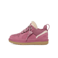 Zijaanzicht van de UGG Lowmel Dusty Orchid (Kids) met suède upper in roze-paarse tint, beige zool en fluffy voering tegen witte achtergrond