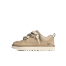 Zijaanzicht van de UGG Lowmel Lo kindersneaker in Mustard Seed kleur met suede afwerking en klittenbandsluiting