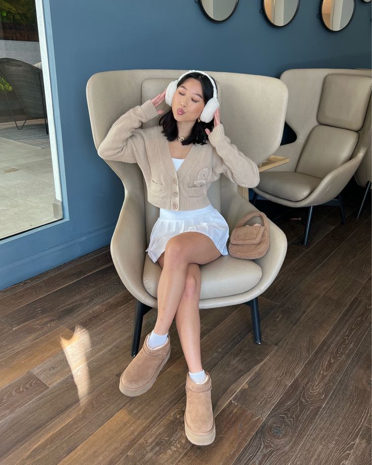 Lifestyle opname van model op houten vloer in loungewear met UGG Plateau Sand aan, vastgelegd in natuurlijke setting