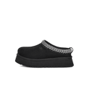 UGG Tazz Slipper Black 1122553-BLK in diepzwart suède met heritage braid kraag en verhoogde platformzool, gefotografeerd op witte achtergrond door Snrkickz.
