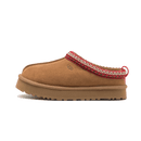 UGG Tazz Slipper Chestnut 1143776K-CHE in warm bruin suède met rode heritage braid en stevige platformzool, gefotografeerd op witte achtergrond door Snrkickz.

