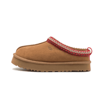 UGG Tazz Slipper Chestnut 1143776K-CHE in warm bruin suède met rode heritage braid en stevige platformzool, gefotografeerd op witte achtergrond door Snrkickz.


