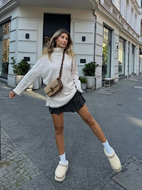 UGG Tazz Slipper Heritage Braid Natural 1143976-NAT gedragen op straat, fluffy sherpa textuur met heritage braid detail en verhoogde zool, lifestyle on-feet foto vastgelegd door Snrkickz.