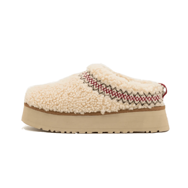 UGG Tazz Slipper Heritage Braid Natural 1143976-NAT met cream sherpa upper, gevlochten rode heritage rand en beige platformzool, gefotografeerd op witte achtergrond door Snrkickz.