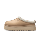 UGG Tazz Slipper Sand 1122553-SND in beige suède met dikke platformzool en gebreide rand, gefotografeerd op witte achtergrond door Snrkickz.
