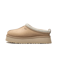 UGG Tazz Slipper Sand 1122553-SND in beige suède met dikke platformzool en gebreide rand, gefotografeerd op witte achtergrond door Snrkickz.