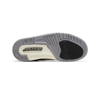 Onderkant van de Jordan 3 Off Noir met zwart-grijze zool en retro feel