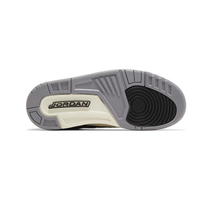Onderkant van de Jordan 3 Off Noir met zwart-grijze zool en retro feel