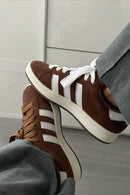 adidas Campus 00s Bark Brown – detail tonglabel met Trefoil-logo en suède hielbadge in Off White tint 
