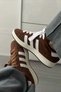 adidas Campus 00s Bark Brown – detail tonglabel met Trefoil-logo en suède hielbadge in Off White tint 
