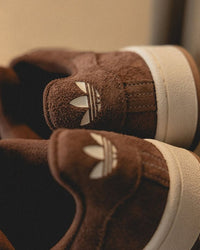 adidas Campus 00s Bark Brown – model draagt Grade School pasvorm in tonal streetwear look met tapered denim 