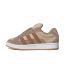 JI3160 adidas Campus 00s Beta Camp Magic Beige Wild Brown Chalky Brown GS – Grade School silhouette met Magic Beige suède, Wild Brown accenten en opvallende Chalky Brown gum outsole