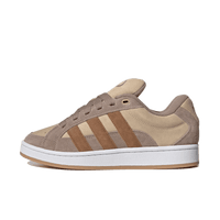 JI3160 adidas Campus 00s Beta Camp Magic Beige Wild Brown Chalky Brown GS – Grade School silhouette met Magic Beige suède, Wild Brown accenten en opvallende Chalky Brown gum outsole