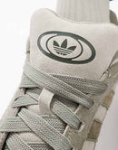 adidas Campus 00s Beta ‘Putty Grey’ – model draagt de sneaker in Putty Grey/Olive Strata gecombineerd met tapered jeans voor urban styling 