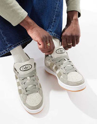 adidas Campus 00s Beta ‘Putty Grey’ – close-up suède textuur in Putty Grey, Olive Strata overlays en Silver Pebble midsole detail 