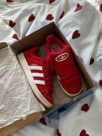 adidas Campus 00s ‘Better Scarlet Cloud White’ – close-up van premium Better Scarlet suède, contrasterende witte 3-Stripes en zichtbare stiksels 