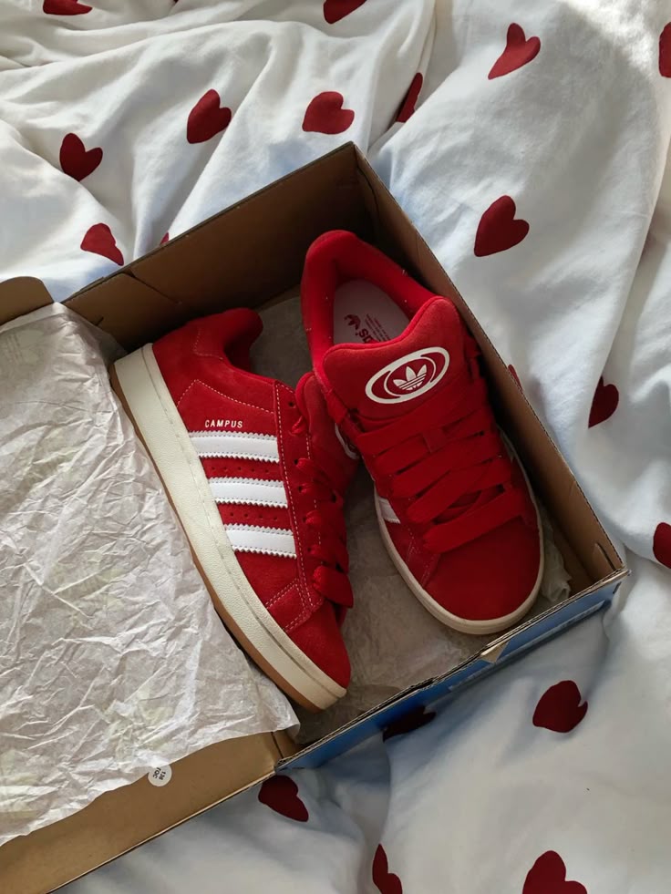 adidas Campus 00s ‘Better Scarlet Cloud White’ – close-up van premium Better Scarlet suède, contrasterende witte 3-Stripes en zichtbare stiksels 