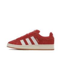 adidas Campus 00s ‘Better Scarlet Cloud White’ – vooraanzicht felrode suède sneaker met zachte Cloud White overlays en robuuste gum outsole 